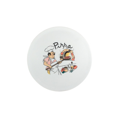 Biały talerz do pizzy Lubiana 32 cm z serii Tina. Na środku kolorowa ilustracja kucharza w czapce wkładającego pizzę do pieca z napisem Pizza oraz akcesoriami.