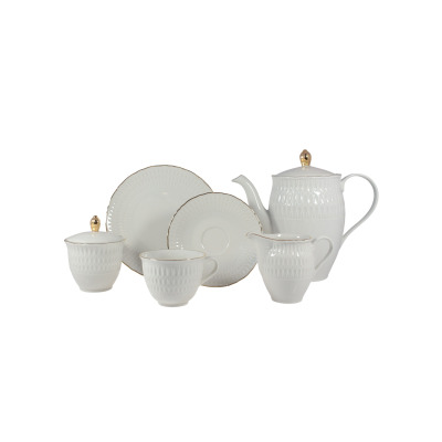Zestaw do kawy Ćmielów Sofia 21 części w kolorze ecru. Porcelanowe naczynia z subtelnym tłoczonym wzorem i elegancką złotą linią na krawędziach.