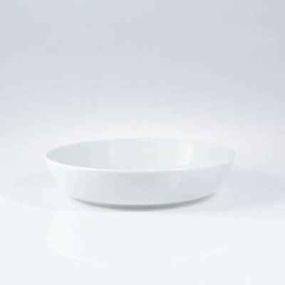 Biały talerz głęboki 20 cm Ankara marki Lubiana o minimalistycznym designie, ustawiony na jasnym tle. Widok z boku prezentuje gładką, porcelanową powierzchnię