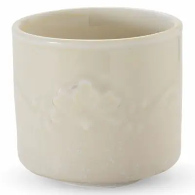 Filiżanka Verlo Poem Oat o pojemności 100 ml w kolorze owsianym. Ceramiczne naczynie o cylindrycznym kształcie z subtelnym, wypukłym zdobieniem na ściance.