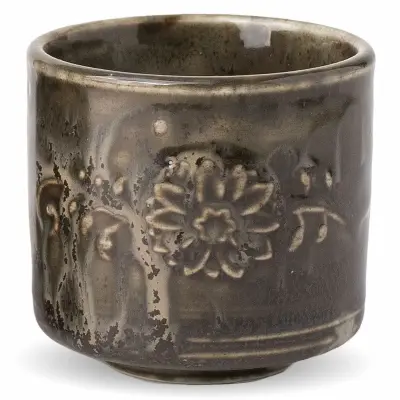 Filiżanka 100 ml Poem Wetlands marki Verlo. Ceramiczne naczynie w odcieniach szarości i brązu z wypukłym motywem kwiatowym i surową, szkliwioną teksturą.