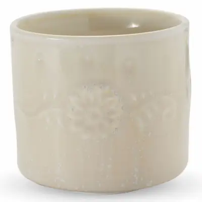 Filiżanka Verlo Poem Oat 250 ml w kolorze owsianym. Ceramiczne naczynie o cylindrycznym kształcie z subtelnym, wypukłym wzorem kwiatowym i nakrapianą fakturą.