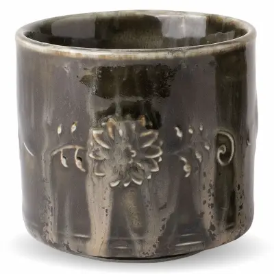 Filiżanka 250 ml Poem Wetlands marki Verlo. Ceramiczne naczynie w ciemnym, ziemistym odcieniu z wypukłym, kwiatowym ornamentem i subtelnymi przetarciami