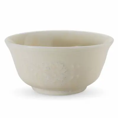 Owsiana miska Verlo Poem Oat o średnicy 15 cm i pojemności 450 ml. Ceramiczne naczynie w jasnym, beżowym kolorze z delikatnym, tłoczonym wzorem kwiatowym.