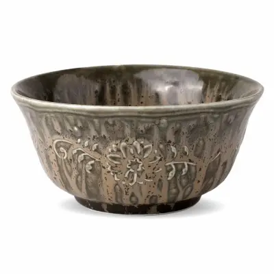 Miska Verlo Poem Wetlands o średnicy 15 cm i pojemności 450 ml. Ceramiczne naczynie w odcieniach szarości i brązu z ozdobnym, wypukłym motywem kwiatowym.