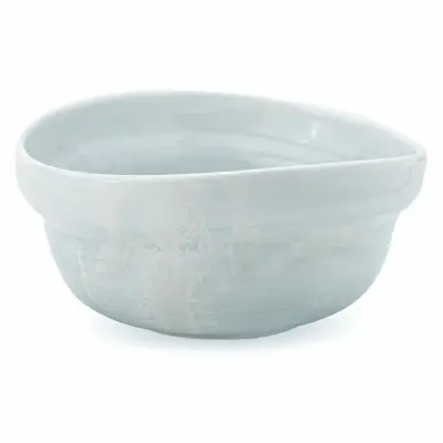 Perłowa salaterka Verlo Rustic Reborn o średnicy 15,5 cm. Ceramiczna miska o pojemności 500 ml z subtelnymi żłobieniami i nieregularnym, jasnym wykończeniem.