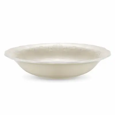 Owsiana miska Verlo Poem Oat o średnicy 23 cm i pojemności 700 ml. Elegancka salaterka w jasnym, neutralnym odcieniu z delikatnym, tłoczonym wzorem na rancie.