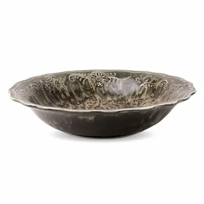 Miska Verlo Poem Wetlands o średnicy 23 cm i pojemności 700 ml. Ceramiczne naczynie w ciemnym, ziemistym odcieniu z ozdobnym, kwiatowym tłoczeniem na rancie.