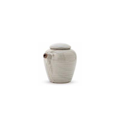 Szara sosjerka Samto Wikle marki Verlo o pojemności 150 ml. Ceramiczne naczynie do sosu o nakrapianej fakturze, zaokrąglonym kształcie i dopasowanej pokrywce.