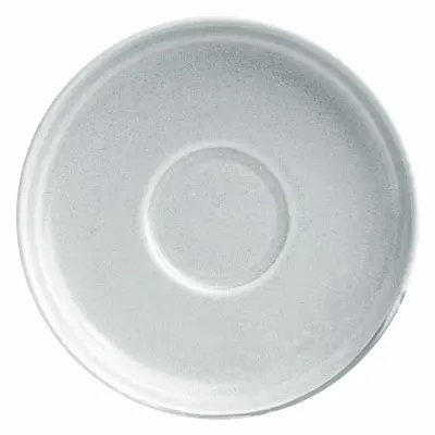 Perłowy spodek Verlo z serii Rustic Reborn o średnicy 12 cm. Okrągłe naczynie z charakterystycznym wgłębieniem na filiżankę, utrzymane w minimalistycznym stylu.