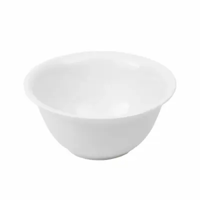 Biała salaterka Banquet o średnicy 16 cm i pojemności 670 ml marki Verlo. Klasyczna, gładka miska porcelanowa o minimalistycznym designie na białym tle.