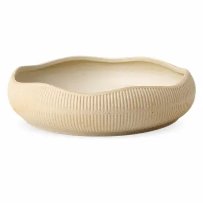 Beżowa salaterka Zen marki Verlo o średnicy 20 cm. Ceramiczna miska o pofalowanym rancie i zewnętrznej powierzchni zdobionej pionowymi żłobieniami.