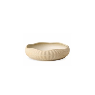 Jasnoszara salaterka Zen marki Verlo o pojemności 800 ml. Ceramiczna miska z falistym brzegiem i dekoracyjnym, pionowym żłobkowaniem na zewnętrznej ściance.