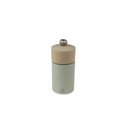 Jasnozielony młynek do soli Peugeot Boreal o wysokości 12 cm. Cylindryczny korpus z matowym wykończeniem, drewniana głowica i metalowe pokrętło. Logo Peugeot.