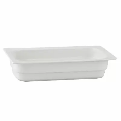 Białe naczynie GN 1/3-065 Buffet marki Verlo o prostokątnym kształcie. Ceramiczne naczynie do zapiekania z szerokim rantem, widok z perspektywy trzech