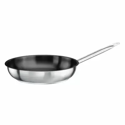 Patelnia 28 cm non-stick Pro P1-2102-28 ze stali nierdzewnej z czarną powłoką nieprzywierającą, widoczna z profilu z długą, metalową rączką na białym tle.