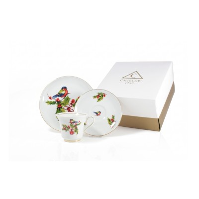 Świąteczny zestaw porcelanowy do kawy Ćmielów BN04 Margaret z motywem ptaków i ostrokrzewu, składający się z filiżanki, spodka, talerzyka oraz pudełka z logo