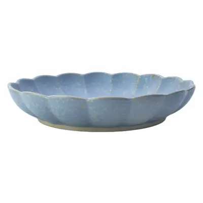 Talerz głęboki Woda o średnicy 26 cm w kolorze błękitnym. Naczynie o kwiatowym kształcie z falistym brzegiem i nakrapianą, ceramiczną fakturą, widok z boku.