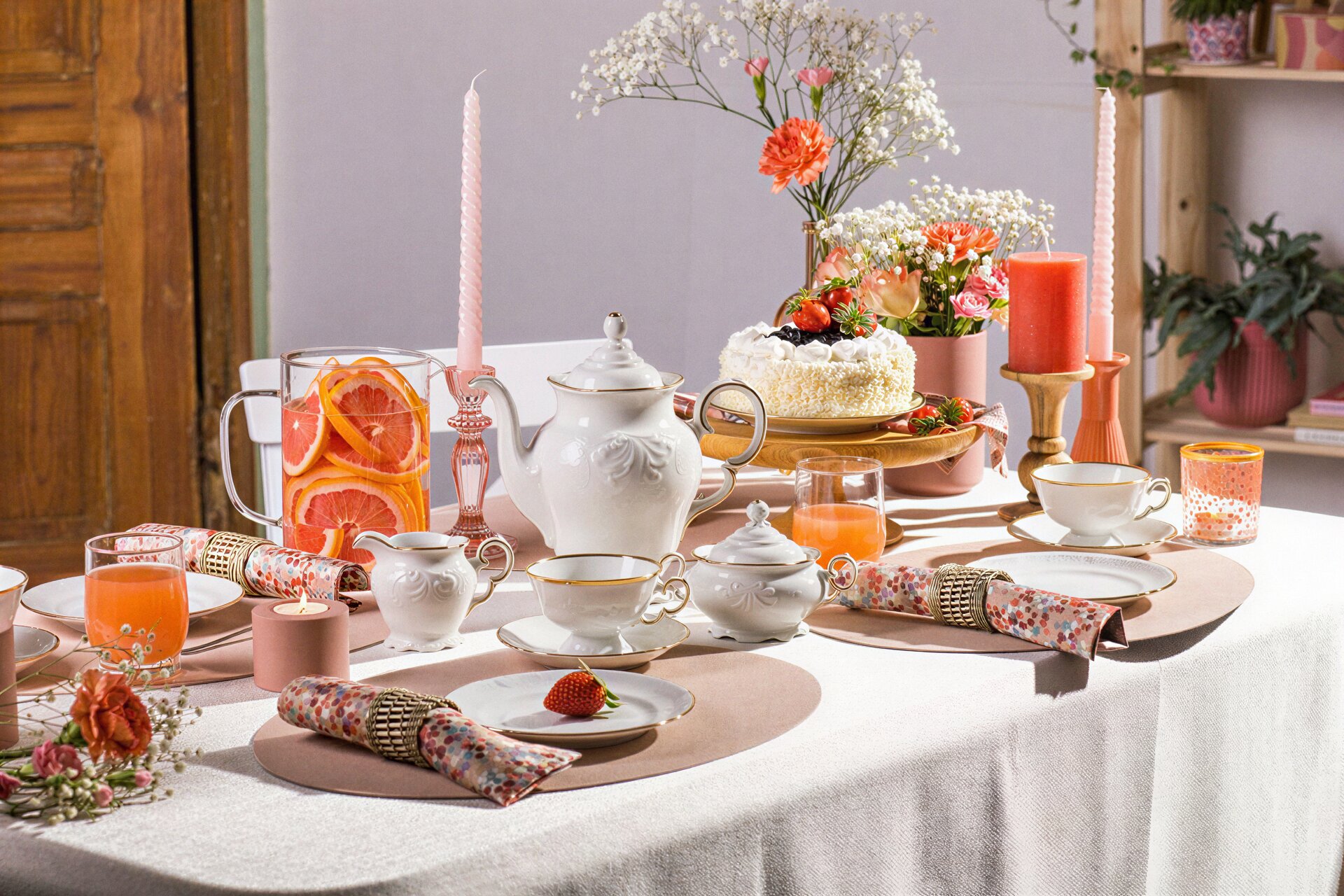 Porcelanowy serwis kawowy Chodzież Fryderyka Ivory Złota Linia z reliefami – dzbanek, filiżanki i cukiernica na przyjęciu